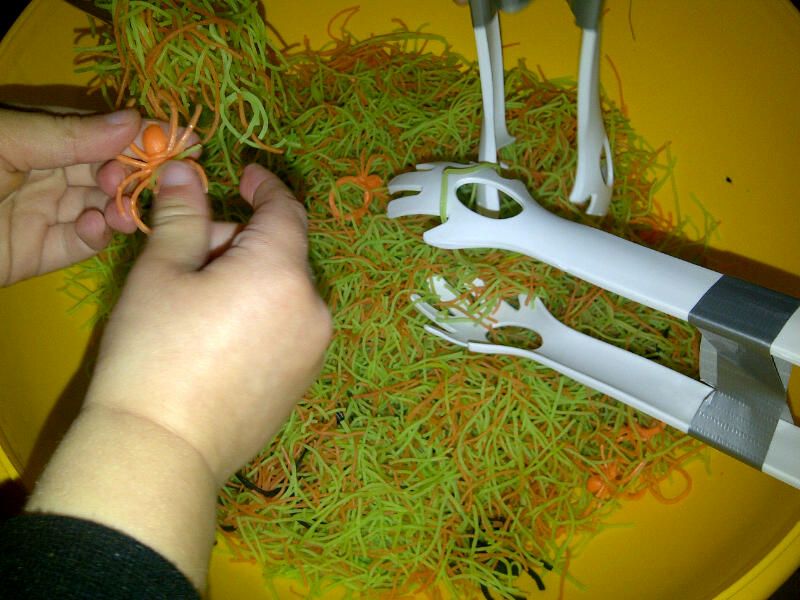 Spiders and Webs, Halloween Sensory Play @mybuddiesandi