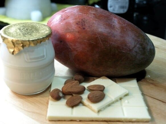 Postre de mango con yogur y chocolate blanco