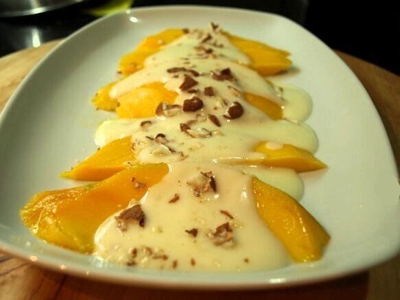 Postre de mango con yogur y chocolate blanco