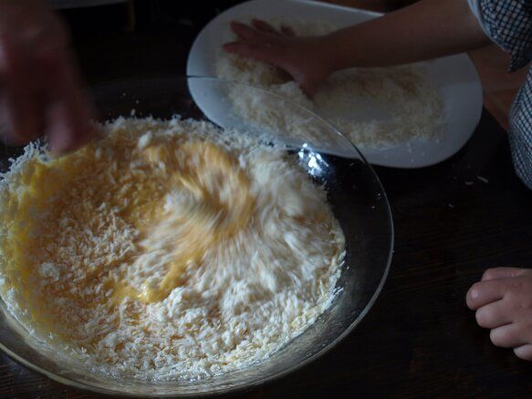 mezclando yemas y queso para Spaguetti carbonara