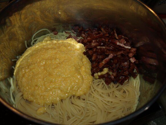 mezclando ingredientes para Spaguetti carbonara