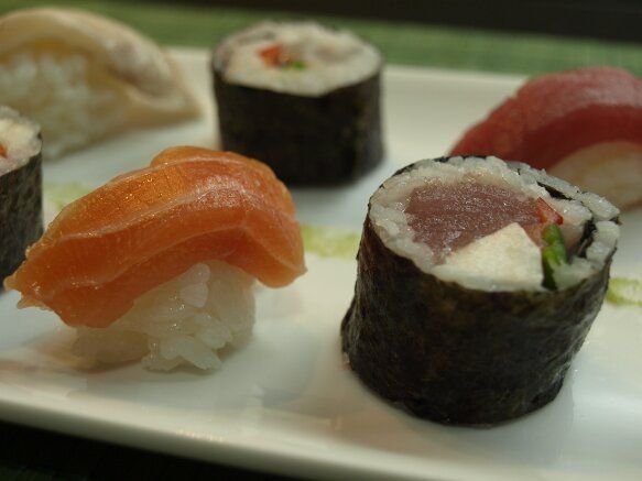 sushi de atún y sashimi de salmón