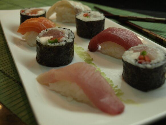maki sushi y nigiri de lubina