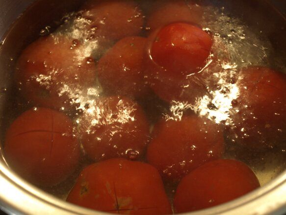 escaldar tomates para hacer tomate frito